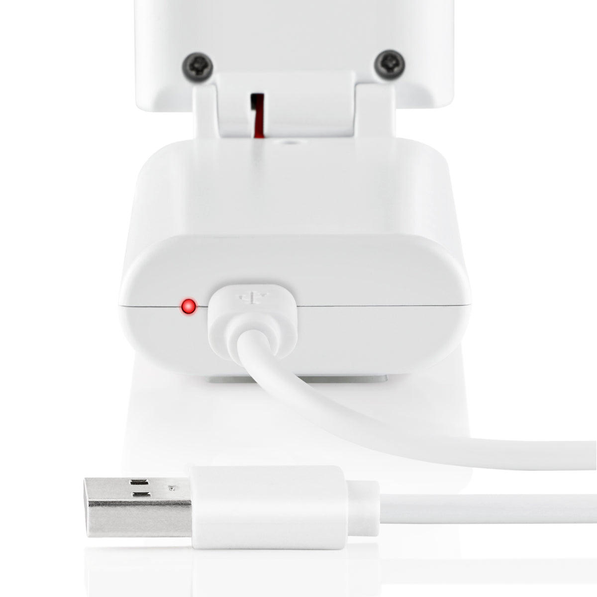 Eine Nahaufnahme des Unold HANDVENTILATOR BREEZY FOLD zeigt ein weißes Gerät mit angeschlossenem USB-Kabel, einer kleinen roten Kontrollleuchte am Anschluss und zwei Schrauben im oberen Bereich.