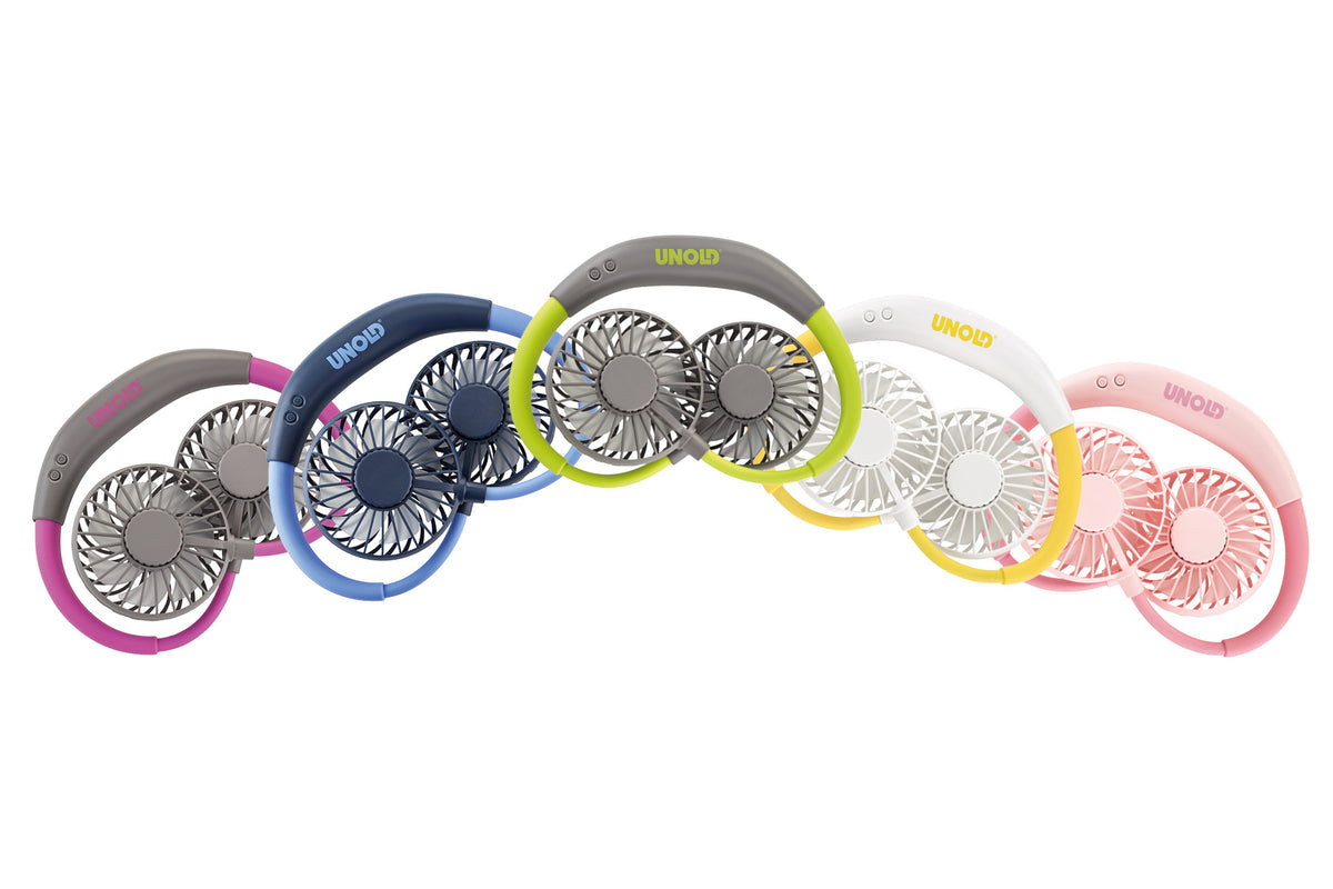 Fünf tragbare Nackenventilatoren NACKENVENTILATOR BREEZY von Unold in den Farben Grau, Blau, Grün, Weiß und Pink sind bogenförmig angeordnet. Jedes Doppelventilator-Gerät trägt das Unold-Logo auf dem geschwungenen Nackenbügel.
