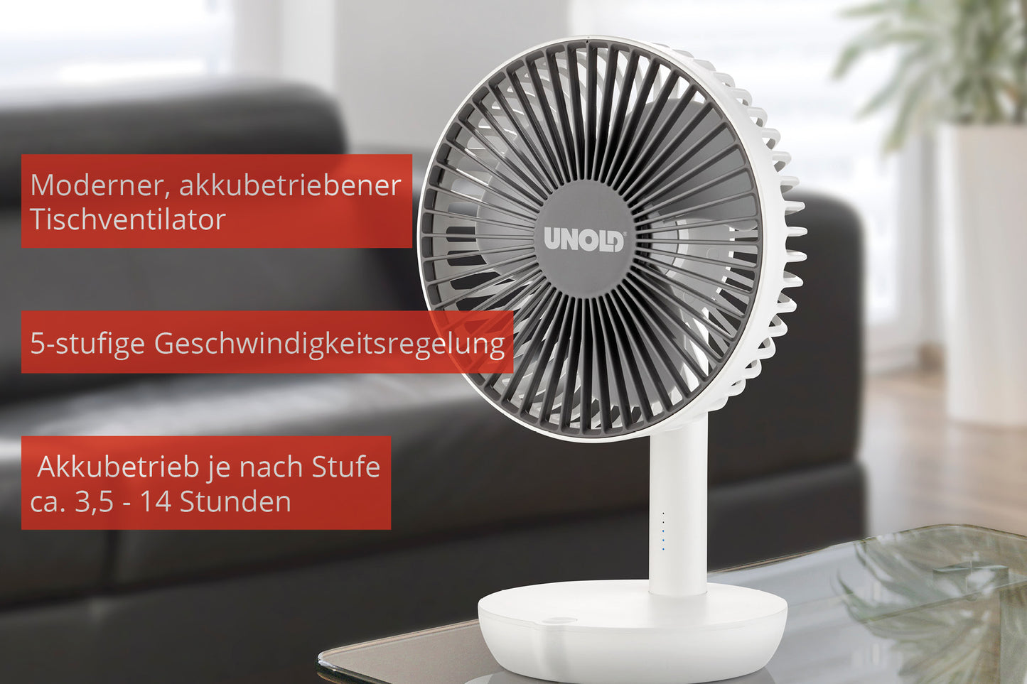 Der Unold TISCHVENTILATOR BREEZY, ein moderner batteriebetriebener Tischventilator mit rundem Gitter und weißem Standfuß, steht auf einem Glastisch. Rote deutsche Textfelder zeigen Geschwindigkeitsstufen und Akkulaufzeit an. Im Hintergrund sind ein Sofa und eine Pflanze verschwommen.