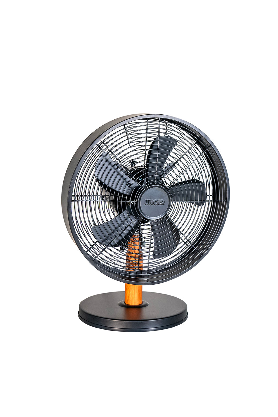 Der Unold Tischventilator Black Steel ist ein moderner schwarzer elektrischer Tischventilator mit rundem Sockel, Holzakzent am Ständer, Schutzgittern und fünf Flügeln, die isoliert auf weißem Hintergrund dargestellt sind.