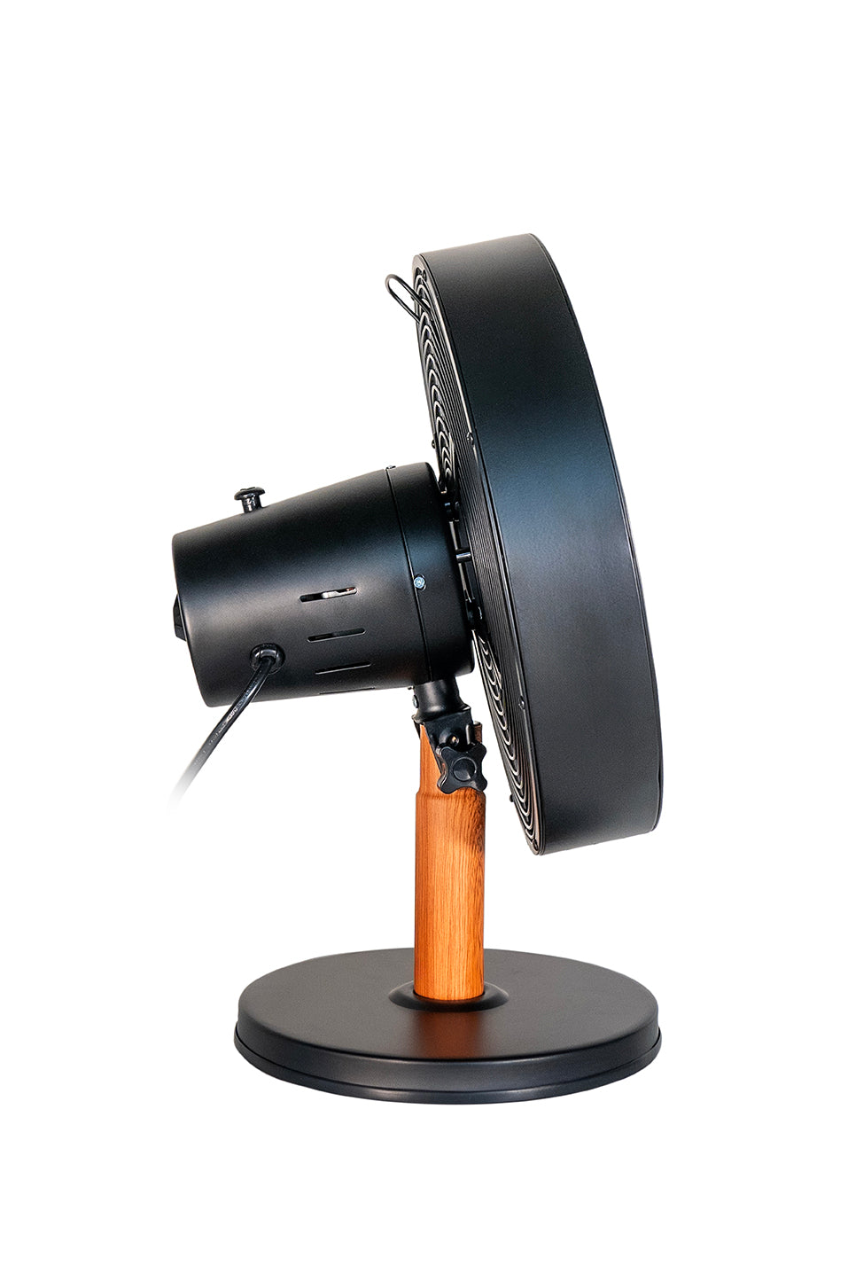 Der Unold Tischventilator Black Steel ist ein moderner schwarzer Tischventilator mit runder Metallbasis und Holzakzent auf dem Ständer, dargestellt in der Seitenprofilansicht vor einem weißen Hintergrund.