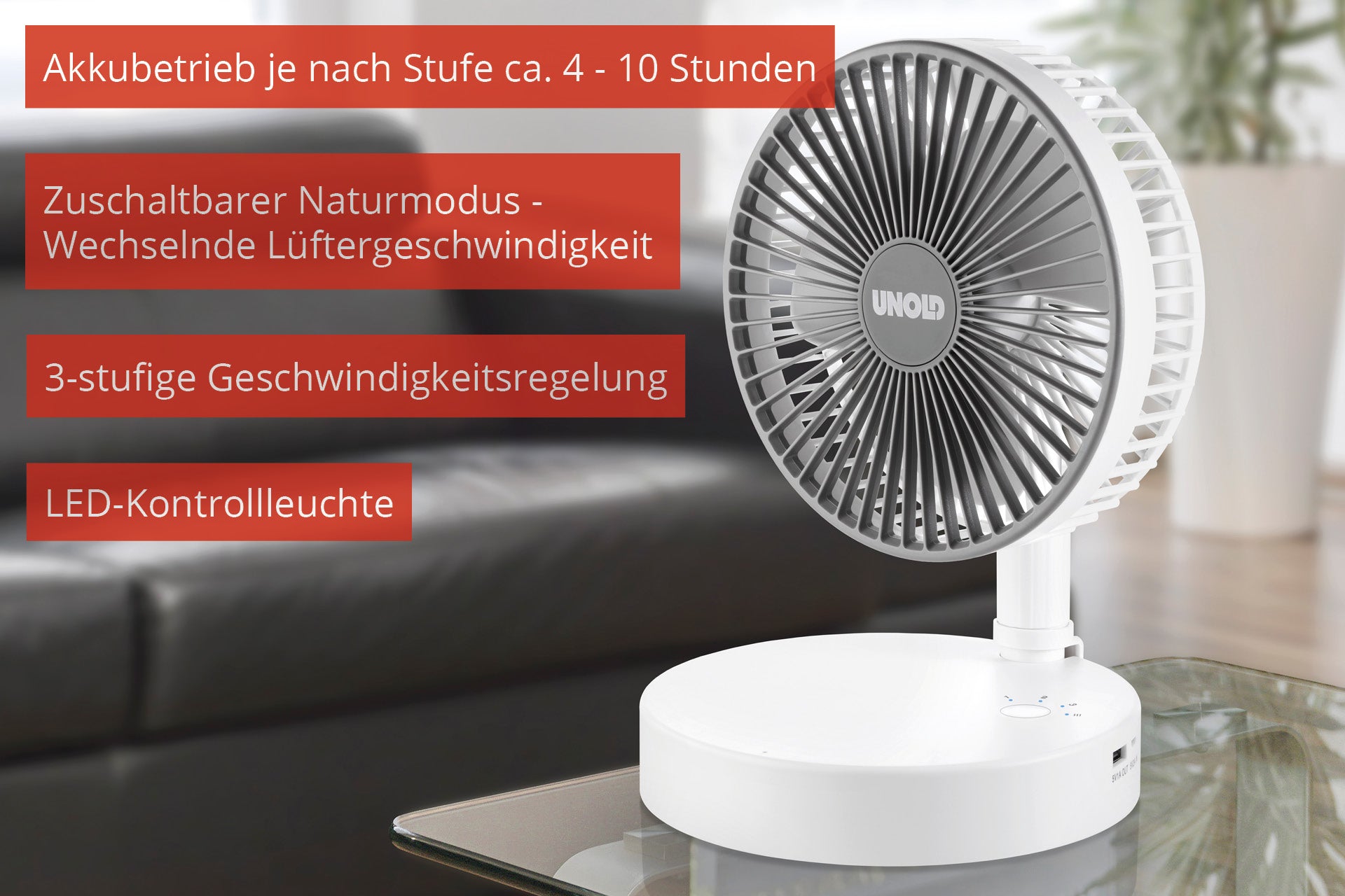 Der Unold TELESKOP-VENTI CORDLESS Tischventilator steht auf einem Schreibtisch. Die deutschen Beschriftungen weisen auf die Akkuleistung (4–10 Stunden), den Naturmodus, drei Geschwindigkeiten und die LED-Steuerung hin. Ein unscharfer Innenhintergrund ist zu sehen.
