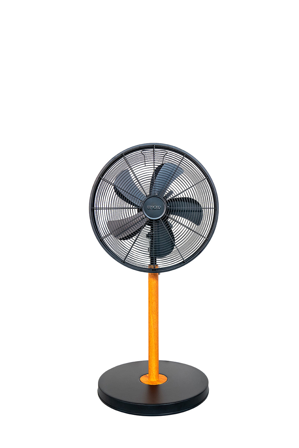 Der Unold Standventilator Black Steel verfügt über einen schwarzen runden Sockel, einen Holzständer und ein schwarzes Schutzgitter um die Flügel, die vor einem schlichten weißen Hintergrund abgebildet sind.