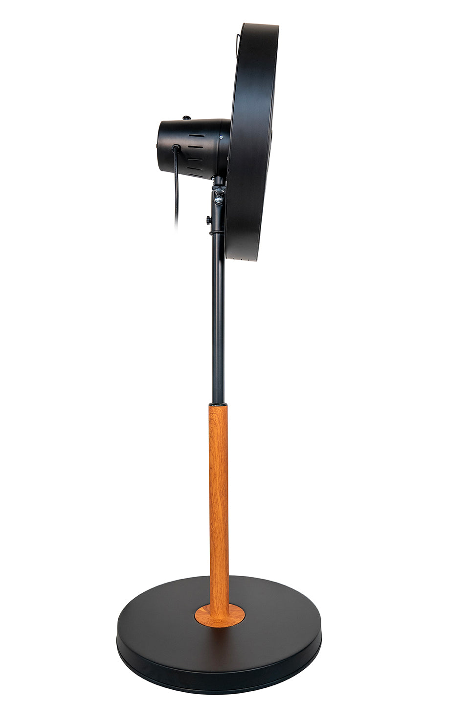 Der Unold Standventilator Black Steel ist ein Tischventilator mit schwarzem Metallgehäuse, rundem Kopf und kreisförmigem Sockel mit Holzakzent. Das Netzkabel führt von der Rückseite aus.