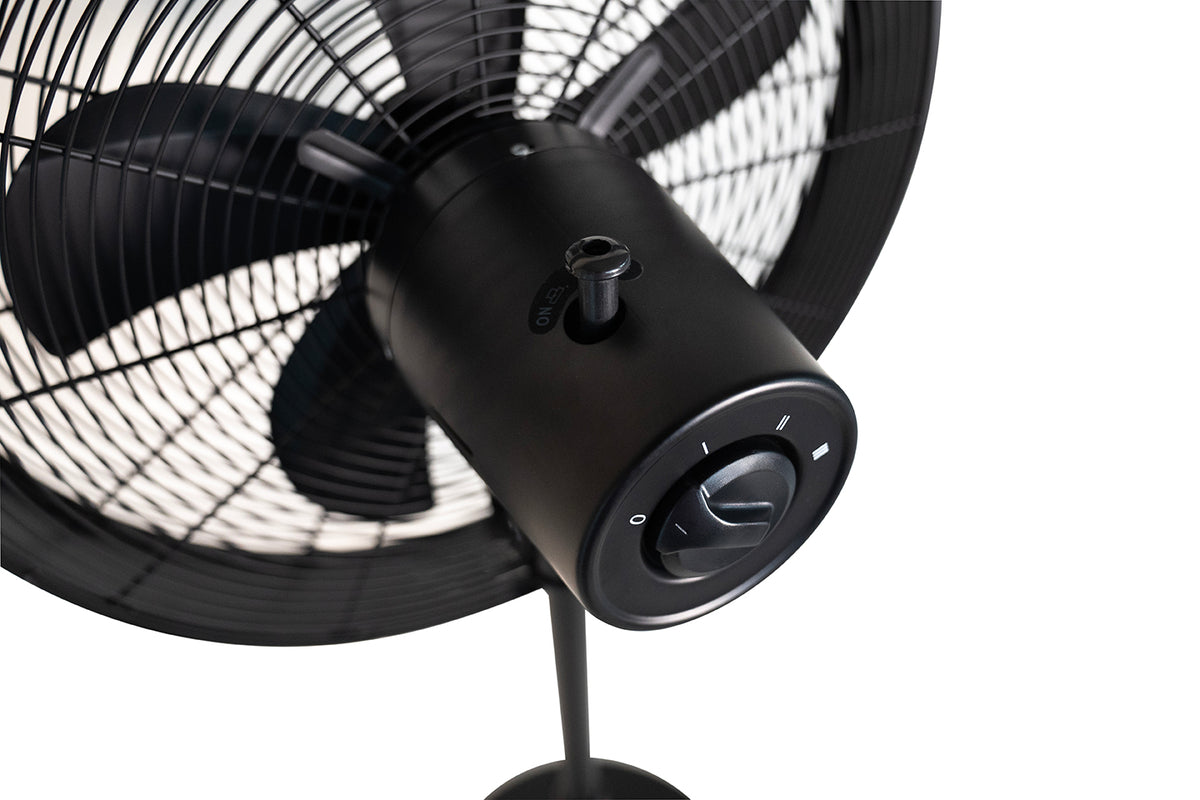 Nahaufnahme des Unold Standventilators Black Steel mit Bedienfeld mit Drehregler, Ein-/Ausschalter, sichtbaren Flügeln und Schutzgitter.
