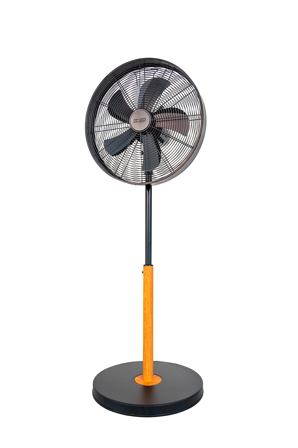 Der Unold Standventilator Black Steel verfügt über einen runden schwarzen Standfuß, eine Stange mit Holzstruktur und einen schwarzen Metallventilatorkopf mit Schutzgitter und fünf Flügeln. In der Mitte ist das Unold-Logo abgebildet.