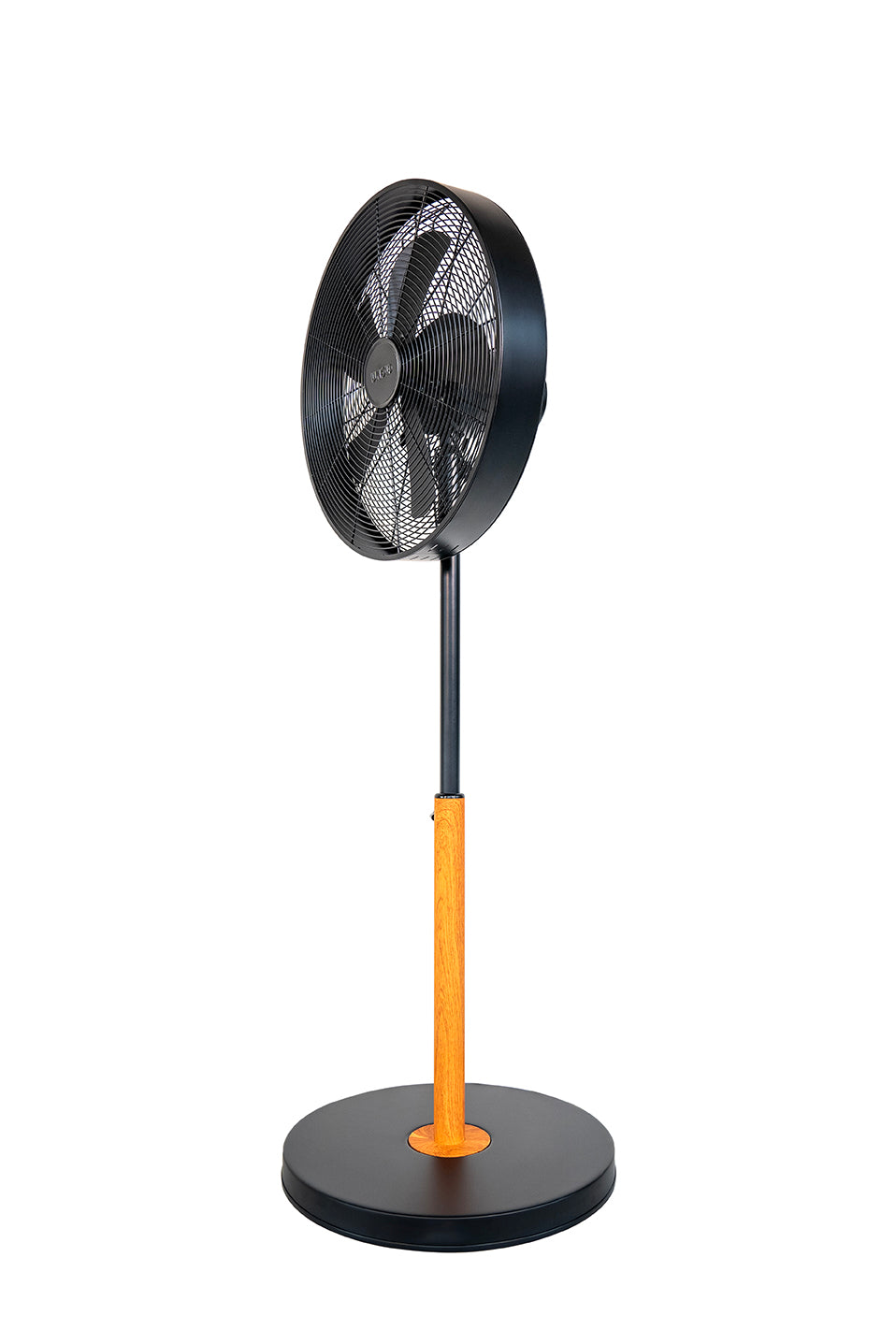 Der Unold Standventilator Black Steel ist ein moderner Standventilator mit schwarzem, rundem Sockel und Kopf, einem Frontgitter, schwarzen Flügeln und einem eleganten Ständer mit einem zentralen Holzakzent.