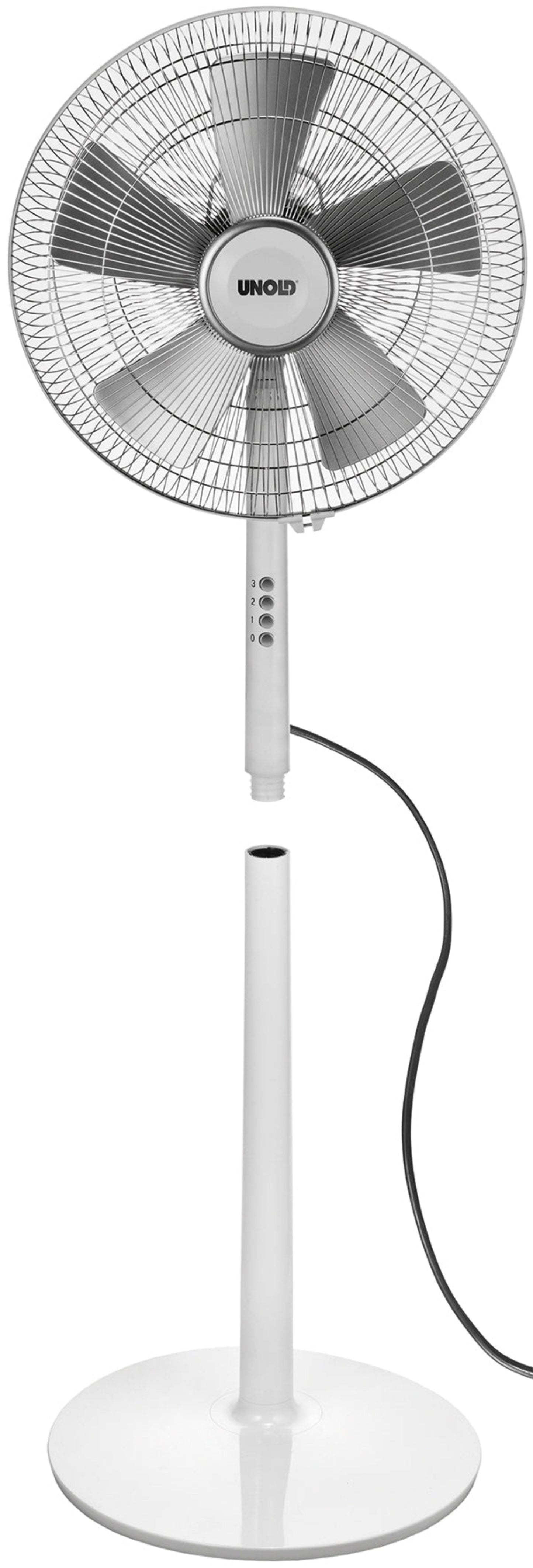 Der Unold STANDVENTILATOR Silverline ist ein weißer Standventilator mit rundem Fuß, verstellbarem Standfuß, Flügelschutzgitter, Bedienknöpfen am Standfuß und angeschlossenem Netzkabel.