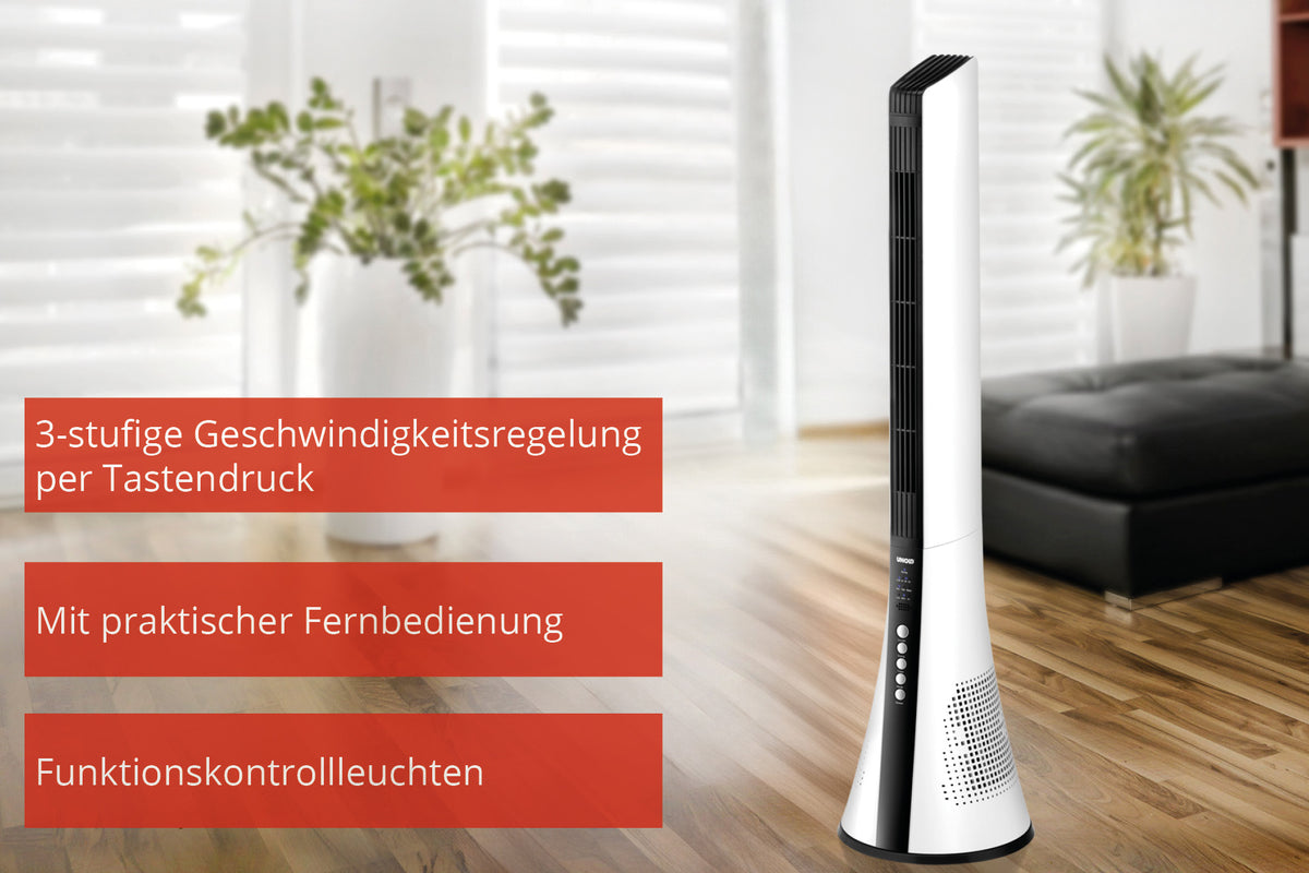 Das Bild zeigt einen Turmventilator der Marke UNOLD in einem modernen Wohnraum mit Holzboden und schwarzem Sofa. Der Ventilator bietet eine 3-stufige Geschwindigkeitsregelung per Tastendruck, eine praktische Fernbedienung und Funktionskontrollleuchten. Im Hintergrund sind Pflanzen und ein Fenster mit Lamellen zu sehen.