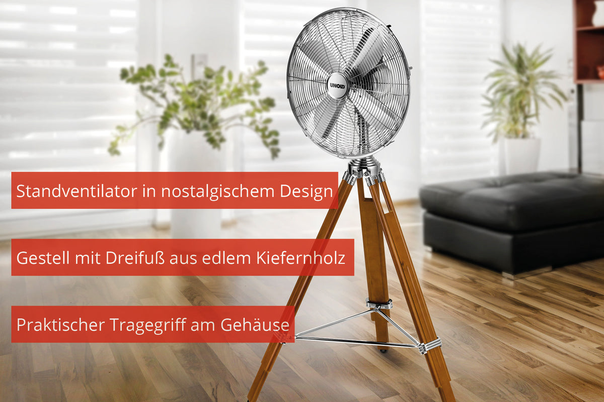 Der Unold STANDVENTILATOR KOLONIAL, ein Standventilator im Vintage-Stil mit Metallgitter und Dreibein aus Kiefernholz, steht in einem modernen Wohnzimmer. Rote Textfelder unterstreichen sein nostalgisches Design, den stabilen Dreibeinständer und den praktischen Tragegriff.