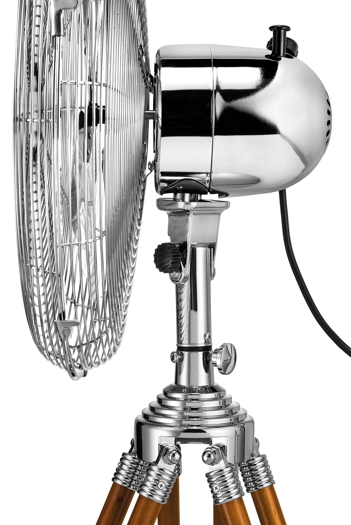 Seitenansicht des Unold STANDVENTILATOR KOLONIAL, eines elektrischen Ventilators im Vintage-Stil aus Metall mit Chromgehäuse, Drahtkäfig und dreibeinigen Holzbeinen. Das Netzkabel ragt aus dem Ventilator heraus. Abgebildet vor weißem Hintergrund.
