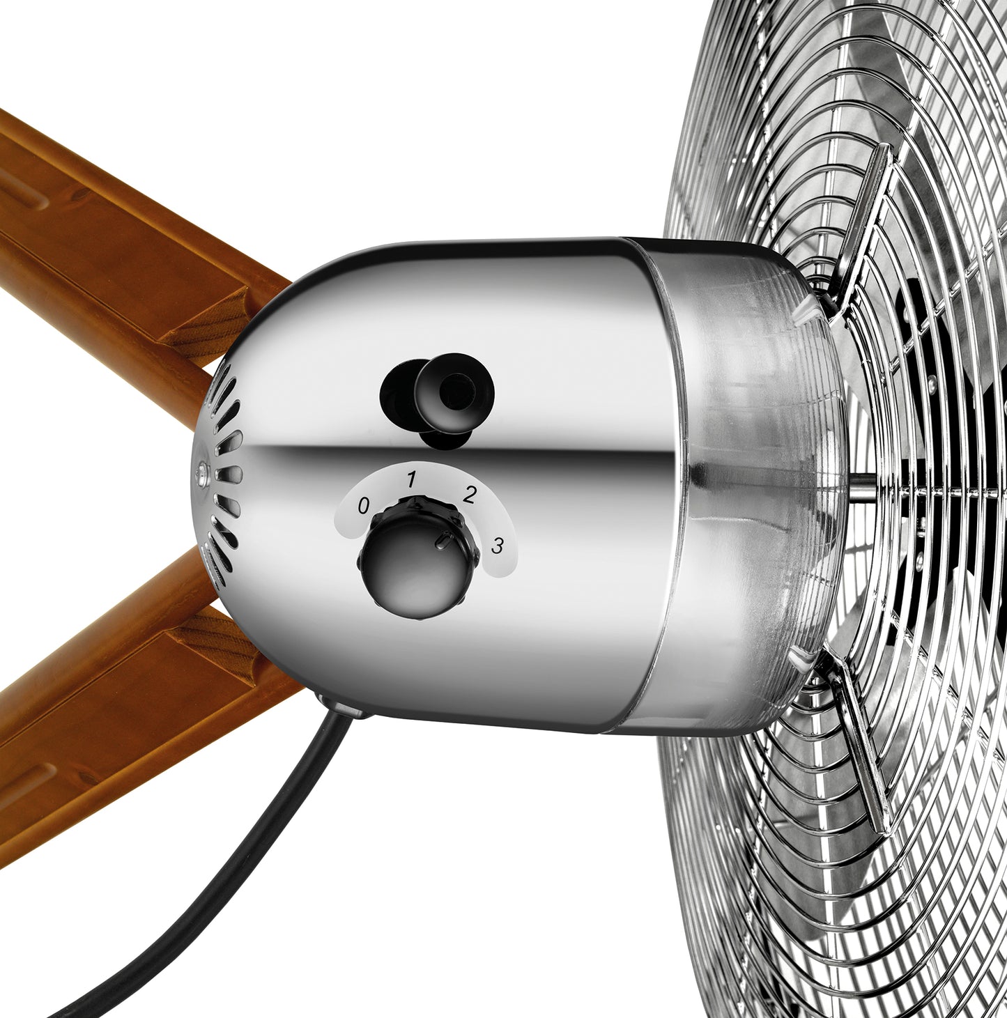 Nahaufnahme des Unold STANDVENTILATORS KOLONIAL mit Steuerknopf mit den Einstellungen 0–3, braunen Flügeln, Metallgitter und einem Netzkabel, das aus der Rückseite herausragt.