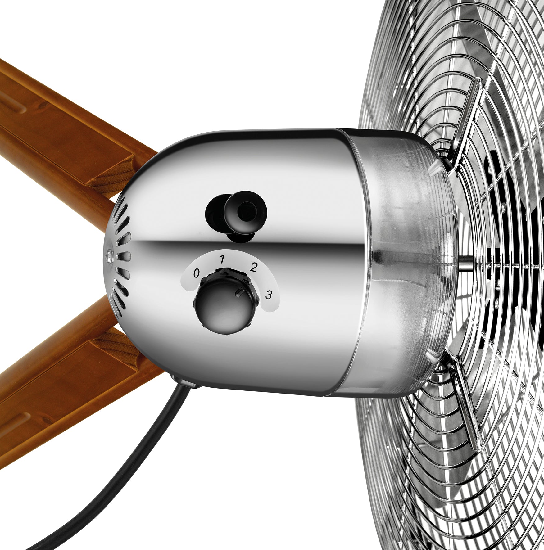 Nahaufnahme des Unold STANDVENTILATORS KOLONIAL mit Steuerknopf mit den Einstellungen 0–3, braunen Flügeln, Metallgitter und einem Netzkabel, das aus der Rückseite herausragt.