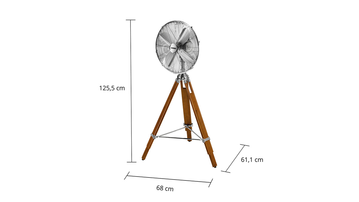 Der Unold STANDVENTILATOR KOLONIAL ist ein silberner Ventilator im Industriestil auf einem Dreibeinständer aus Holz mit einer Höhe von 125,5 cm, einer Dreibeinbreite von 68 cm und einem Abstand zwischen den beiden Beinen von 61,1 cm.
