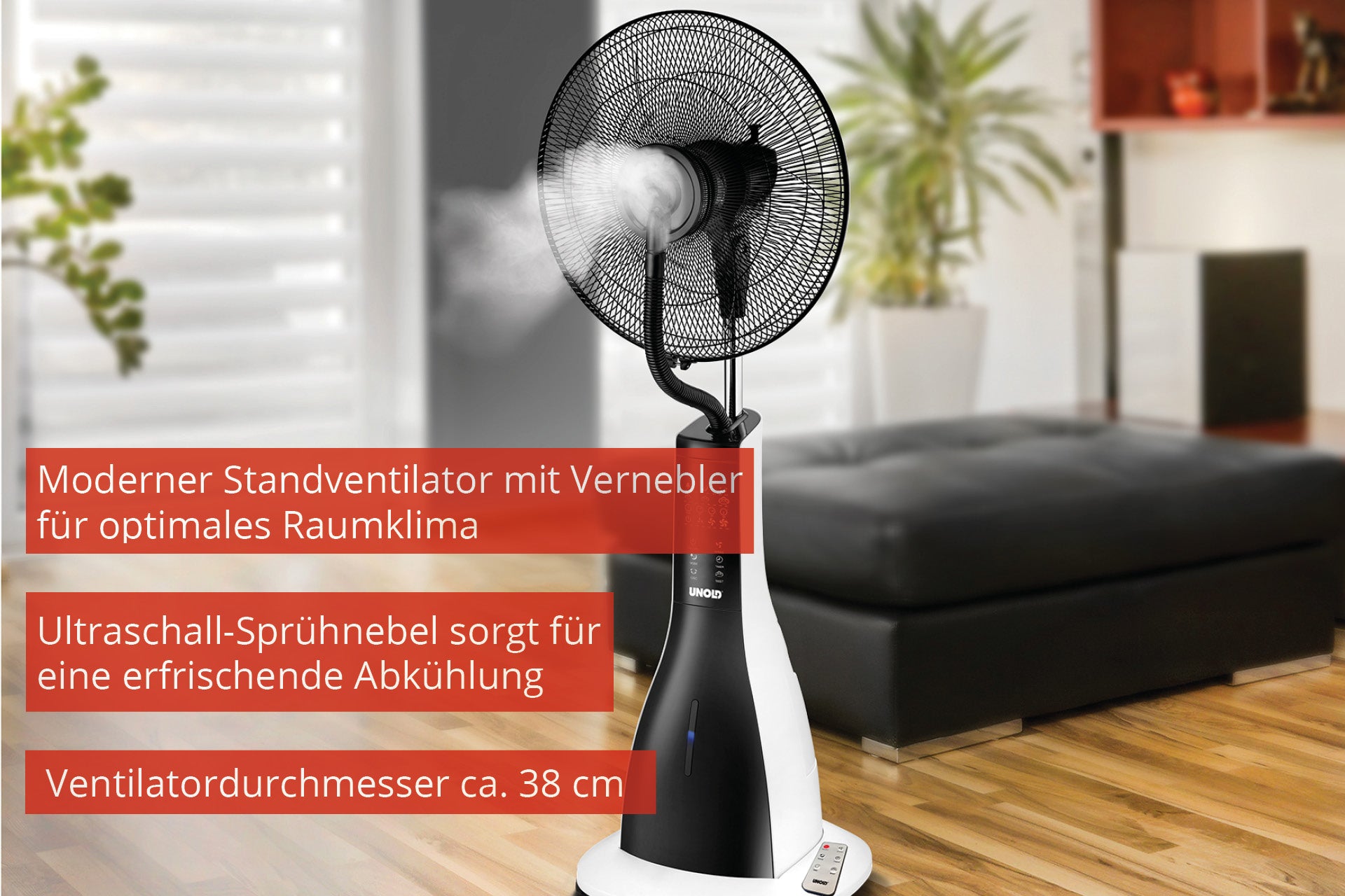 Der Unold STANDVENTILATOR NEBULA TOUCH DIGITAL, ein moderner schwarzer Standventilator mit Vernebelungsfunktion und 38 cm Durchmesser, arbeitet in einem hellen Wohnzimmer. Deutscher Text hebt seine optimale Klimaregulierung und den erfrischenden Ultraschallnebel hervor.
