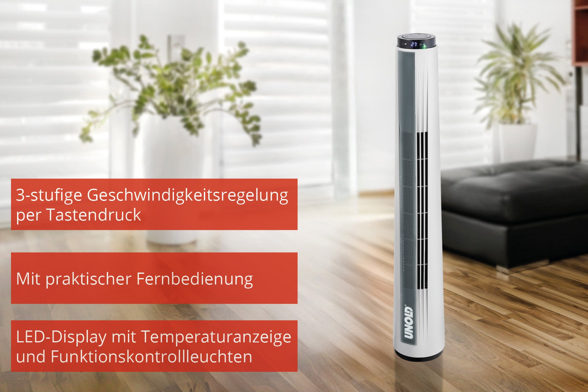 Der Unold TURMVENTILATOR SIGHT steht in einem modernen Wohnzimmer. Rote deutsche Textfelder heben seine Funktionen hervor: 3-stufige Tastensteuerung, Fernbedienung und LED-Display zur Anzeige von Temperatur und Funktionen.