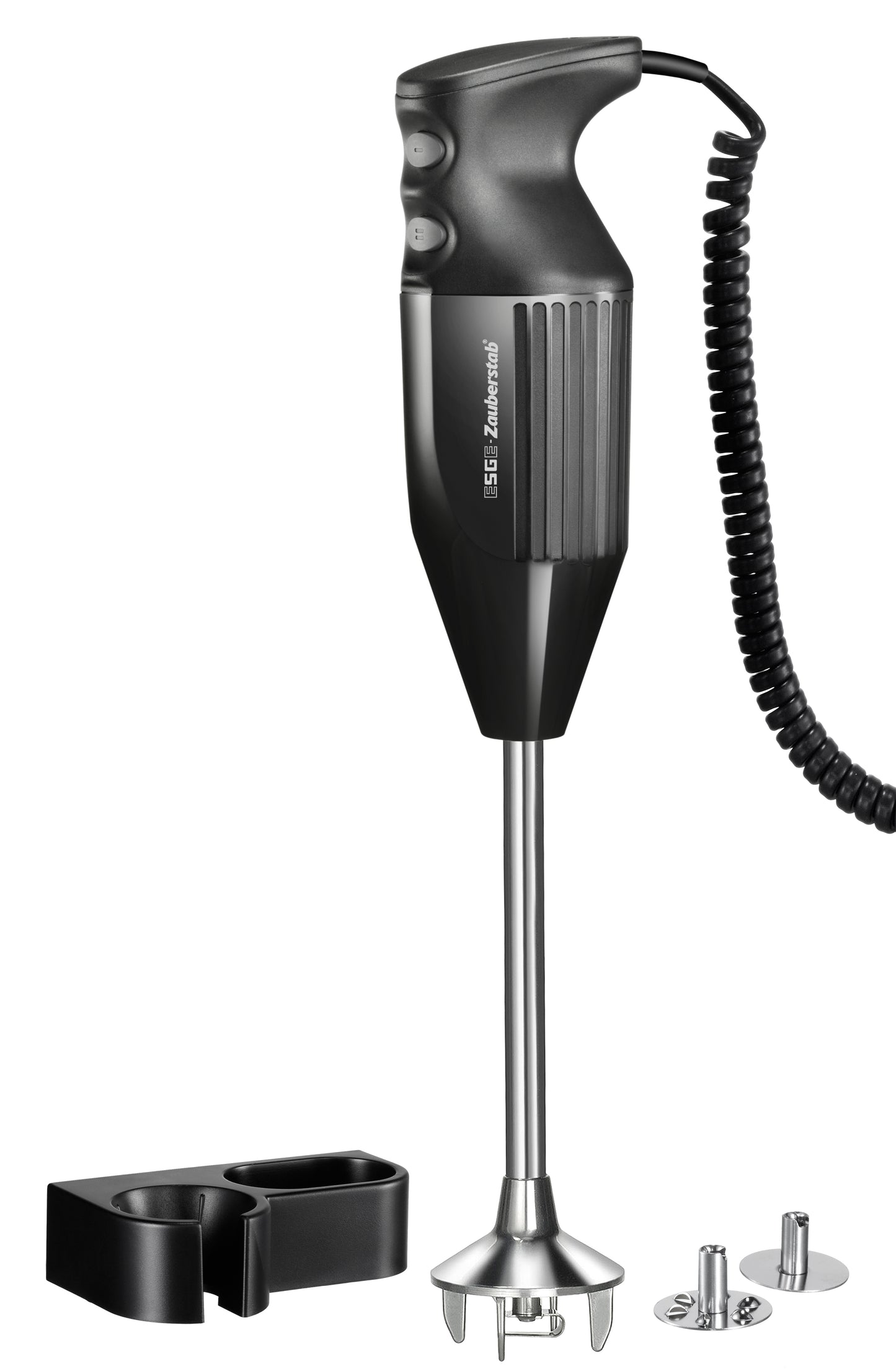 Ein schwarzer Stabmixer mit Spiralkabel, abgebildet mit Wandhalterung und zwei Metallklingenaufsätzen auf weißem Hintergrund.
