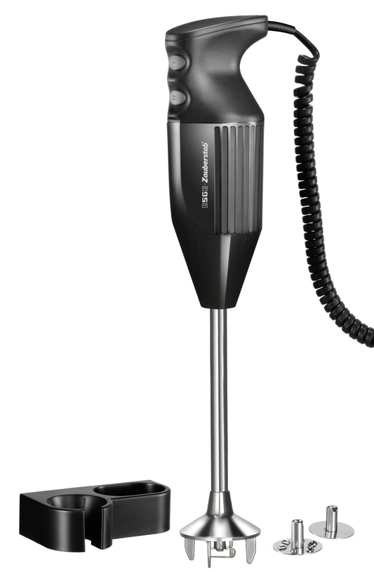 Ein schwarzer Stabmixer mit Spiralkabel, abgebildet mit Wandhalterung und zwei Metallklingenaufsätzen auf weißem Hintergrund.