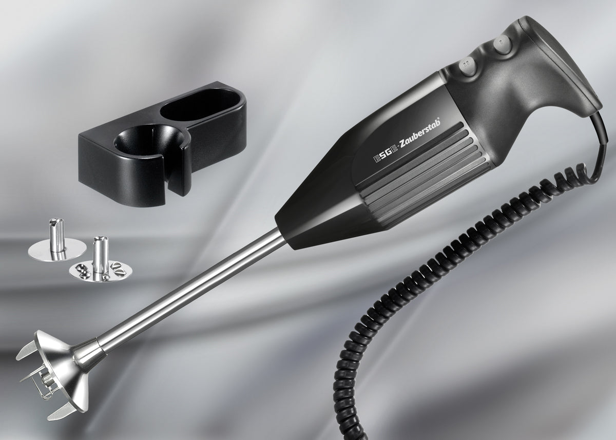 Ein schwarzer Stabmixer mit langem Metallschaft, zwei abnehmbaren Klingenaufsätzen und einer schwarzen Wandhalterung, alles auf einem silbergrauen Hintergrund.