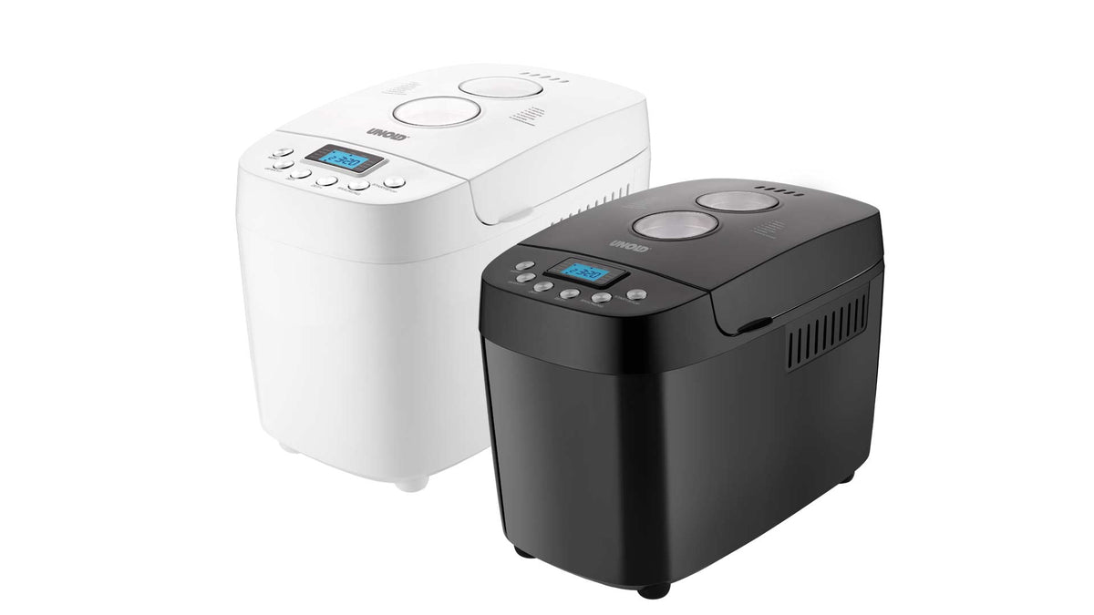 Zwei Brotbackautomaten, einer in Weiß und einer in Schwarz, werden nebeneinander gezeigt. Beide verfügen über digitale Anzeigen, Bedientasten und runde Deckel und haben ein modernes, kompaktes Design.