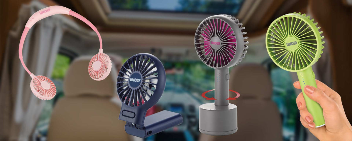 Vor einem verschwommenen Autoinnenraum werden vier verschiedene tragbare Ventilatoren angezeigt: ein rosa tragbarer Ventilator, ein marineblauer Clip-On-Ventilator, ein grauer Tischventilator und ein grüner Handventilator, der in einer Hand gehalten wird.