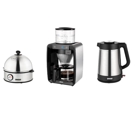 Das Unold Frühstücks-Bundle Aroma beinhaltet einen Eierkocher, eine Filterkaffeemaschine mit Wasserbehälter und einen Wasserkocher in den Farben Edelstahl und Schwarz, nebeneinander auf weißem Grund präsentiert.