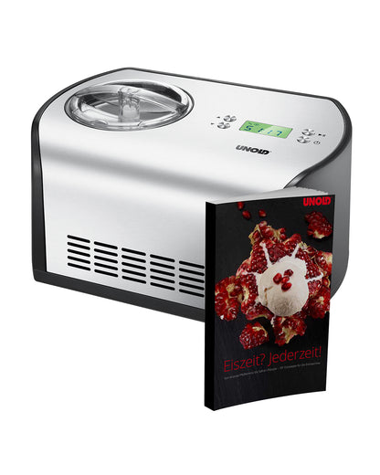 Die Unold Eismaschine One inklusive Eisbuch 1,2 L in Silber und Schwarz mit Digitalanzeige wird neben einem Rezeptheft mit einem Dessert mit Eis, Granatapfelkernen und Soße abgebildet.