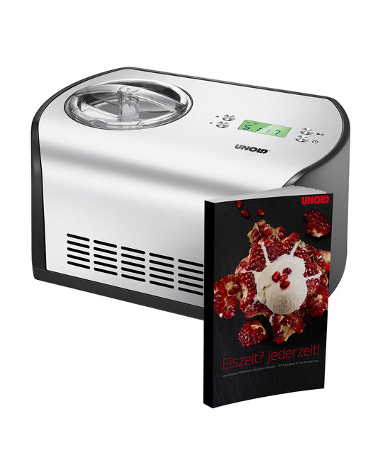 Die Unold Eismaschine One inklusive Eisbuch 1,2 L in Silber und Schwarz mit Digitalanzeige wird neben einem Rezeptheft mit einem Dessert mit Eis, Granatapfelkernen und Soße abgebildet.