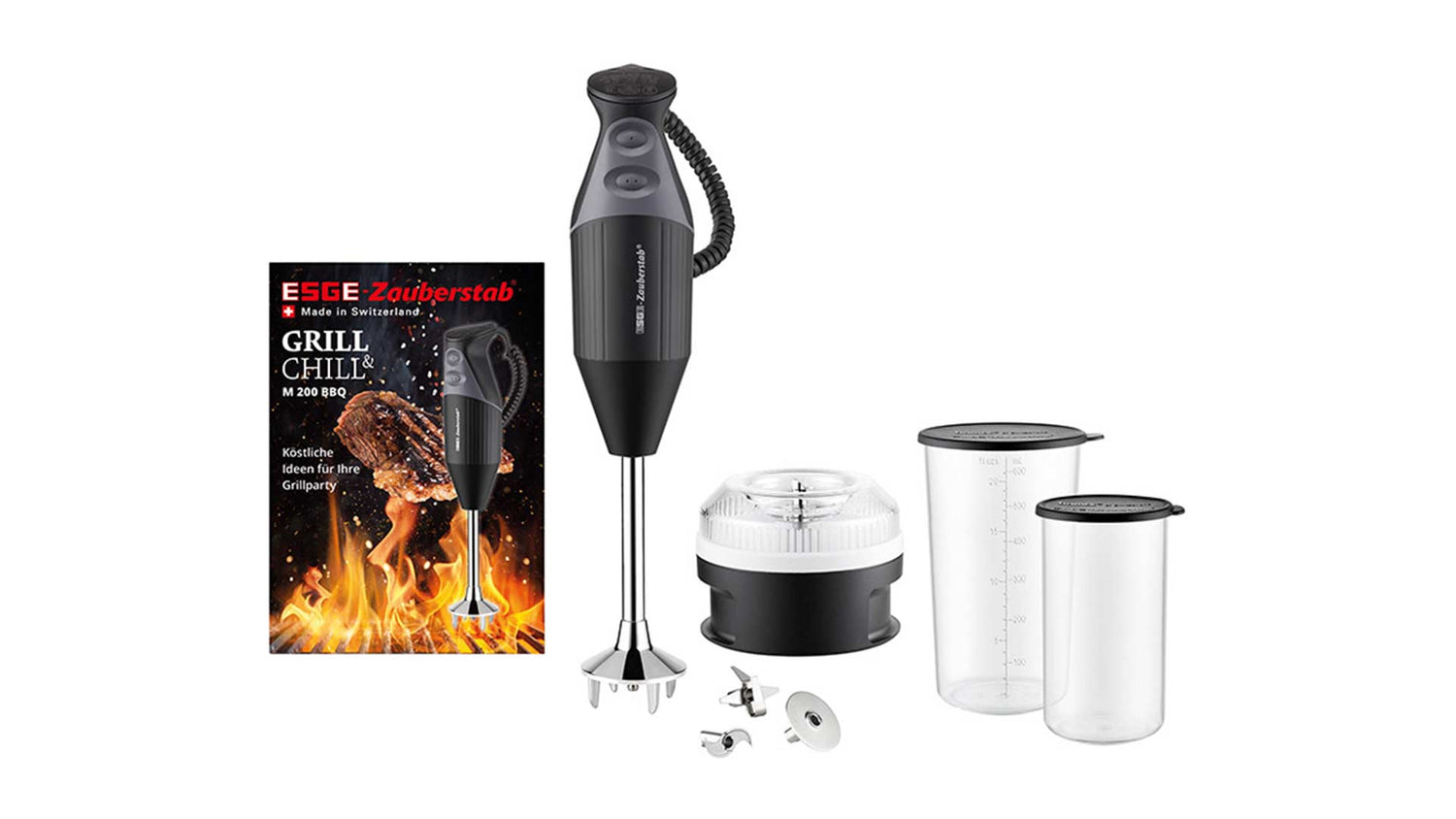 Ein schwarzes Stabmixer-Set mit abnehmbaren Klingen, zwei durchsichtigen Messbehältern mit Deckel, einem Zerkleinerer-Aufsatz und einem Kochbuch mit dem Titel „GRILL CHILL“ mit Feuergrafiken auf dem Cover.