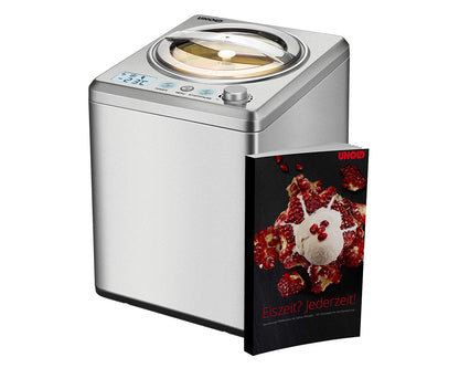 Eine silberne Unold Eismaschine Profi Plus 2,5L mit Digitalanzeige und transparentem Deckel, neben dem mitgelieferten Eisbuch, auf dessen Deckel ein Dessert mit Eiscreme und Granatapfelkernen abgebildet ist.