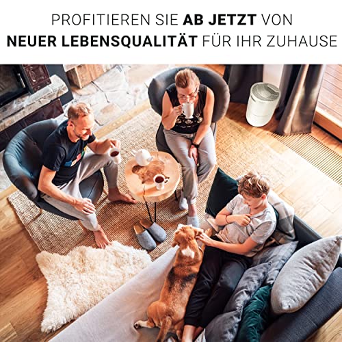 Drei Personen und ein Hund entspannen in einem gemütlichen Wohnzimmer. Der Text darüber in deutscher Sprache wirbt mit dem Unold LUFTREINIGER ALPHA für eine verbesserte Lebensqualität zu Hause: „Profitieren Sie ab jetzt von neuer Lebensqualität für Ihr Zuhause.“.