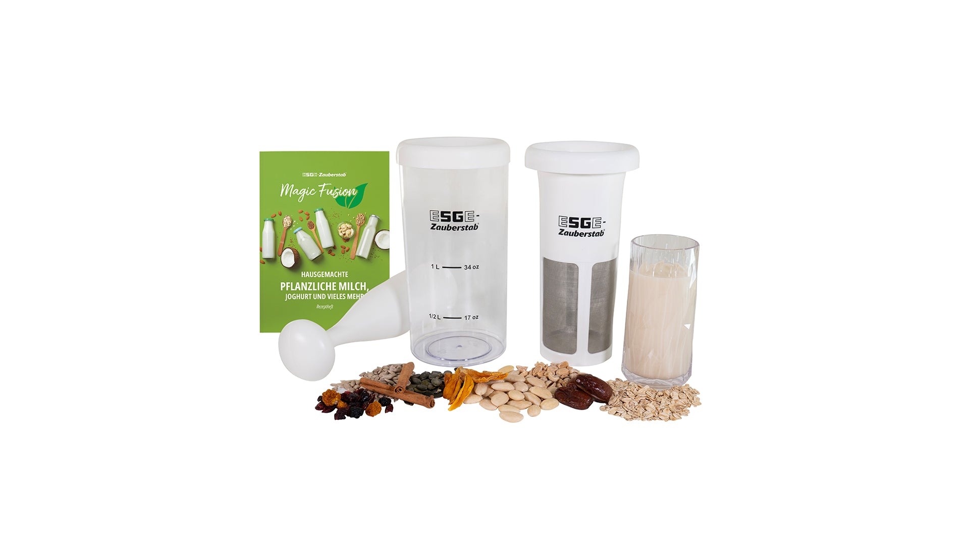 Der ESGE-Zauberstab Magic Fusion von ESGE Zauberstab ist ein Pflanzenmilch-Set mit Rezeptheft, Messbecher, Filter, Stößel sowie verschiedenen Nüssen, Samen und Haferflocken auf weißem Hintergrund.