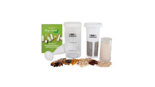 Der ESGE-Zauberstab Magic Fusion von ESGE Zauberstab ist ein Pflanzenmilch-Set mit Rezeptheft, Messbecher, Filter, Stößel sowie verschiedenen Nüssen, Samen und Haferflocken auf weißem Hintergrund.