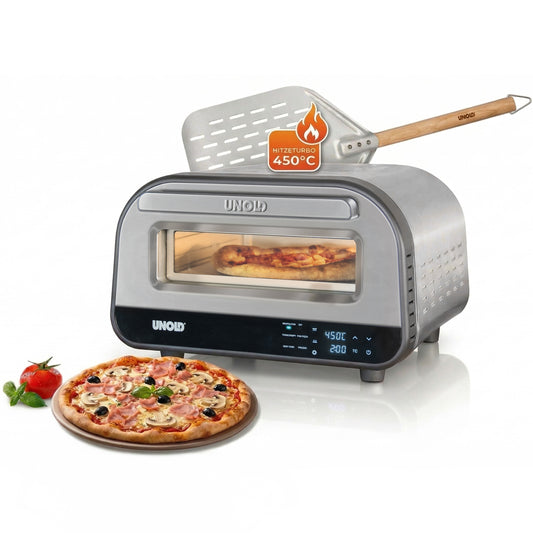 Der Unold Luigi Pizzaofen + Pizzastein & Pizzaschieber zeigt durch ein Glasfenster, wie eine Pizza im Inneren gebacken wird. Obenauf liegt ein Pizzaschieber, während auf einem Holzbrett neben frischen Tomaten und Basilikum eine gebackene Pizza mit Belag liegt.