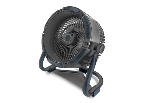 Der Unold Tischventilator Outdoor ist ein tragbarer elektrischer Ventilator im Industriestil mit schwarzen Flügeln und einem runden Gitter, der auf einem stabilen, verstellbaren Ständer vor einem weißen Hintergrund montiert ist.