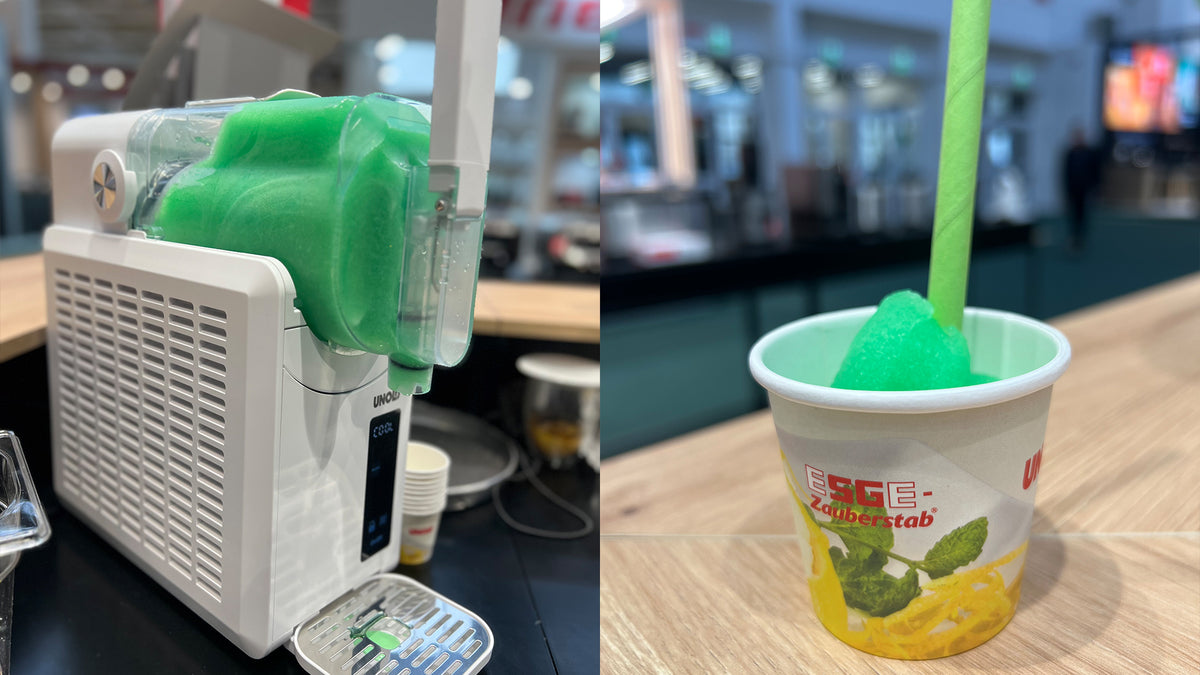 Ein geteiltes Bild: Links gibt ein Automat leuchtend grünen Slush in einen Becher aus, rechts eine Nahaufnahme des grünen Slush in einem Marken-Pappbecher mit einem in der Mitte eingesteckten Stiel.