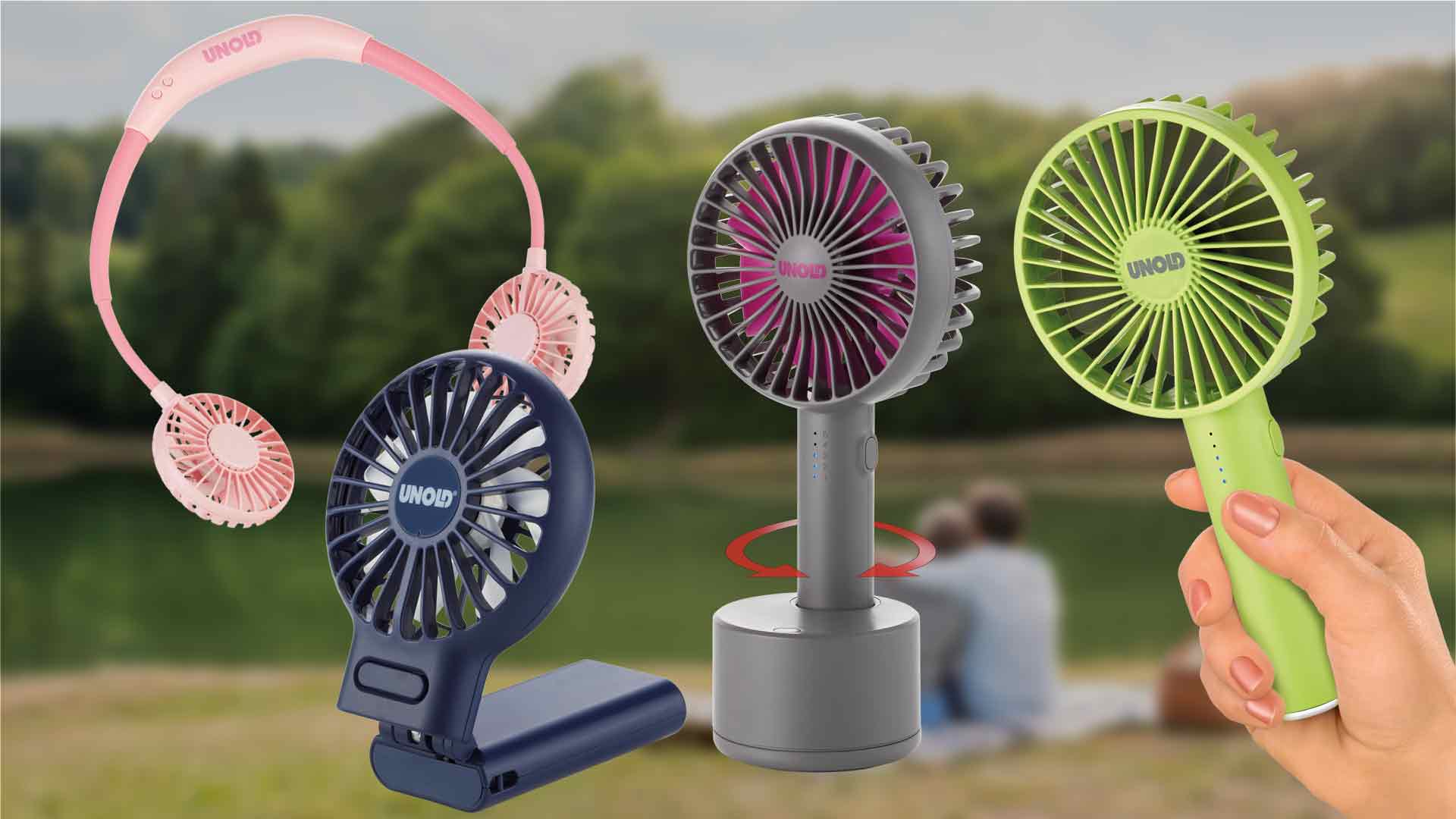 Vor einem unscharfen Außenhintergrund werden vier verschiedene tragbare Ventilatoren angezeigt: ein rosafarbener tragbarer Nackenventilator, ein marineblauer Clip-On-Ventilator, ein dunkelgrauer Ventilator mit Ständer und ein grüner Handventilator, der in einer Hand gehalten wird.
