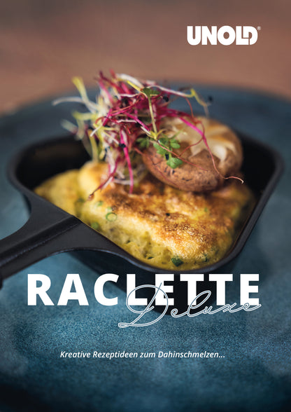 Eine kleine schwarze Pfanne mit geschmolzenem Raclette-Käse, einem gegrillten Pilz und Microgreens steht auf einem blauen Teller. Das Bild zeigt „Unold Raclette Multi 4 in 1 inklusive Raclette Buch“ und darunter einen deutschen Slogan.