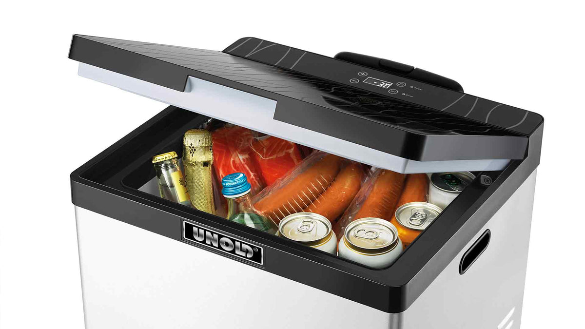 Eine tragbare Kühlbox von Unold mit teilweise geöffnetem Deckel, der Flaschen, Getränkedosen und verpackte Lebensmittel im Inneren freigibt. Die Kühlbox ist schwarz und silberfarben und verfügt über eine Digitalanzeige.