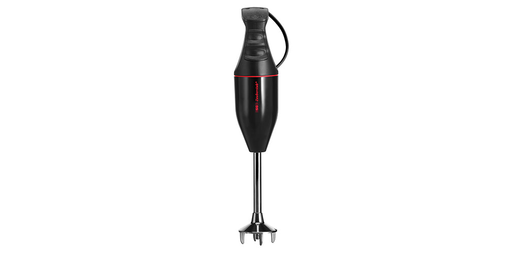 Das ESGE Zauberstab M100 Premium-Set 9142600 ist ein schwarzer Stabmixer von ESGE Zauberstab mit einem Mixstab aus Edelstahl und einer Griffschlaufe zum Aufhängen.