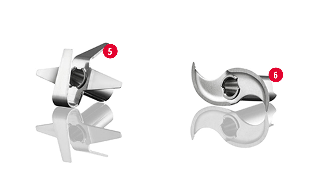 Zwei Metallklingen eines Mixers oder einer Küchenmaschine auf weißem Hintergrund, darunter jeweils eine Spiegelung. Die linke Klinge ist mit einem roten Kreis mit der Nummer 5 markiert, die rechte Klinge mit der Nummer 6.