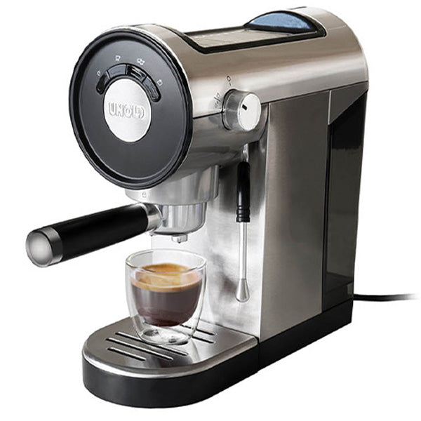 Die Unold Espressomaschine Piccopresso aus Edelstahl brüht Espresso in eine klare Glastasse und verfügt über eine seitliche Dampfdüse und ein sichtbares Netzkabel auf der Rückseite.