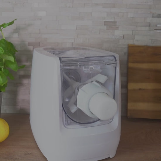 Das Video zeigt die Nudelmaschine Nora in Aktion und erklärt Schritt für Schritt die Anwendung – von der Teigzubereitung bis zum Trocknen der frischen Pasta.
