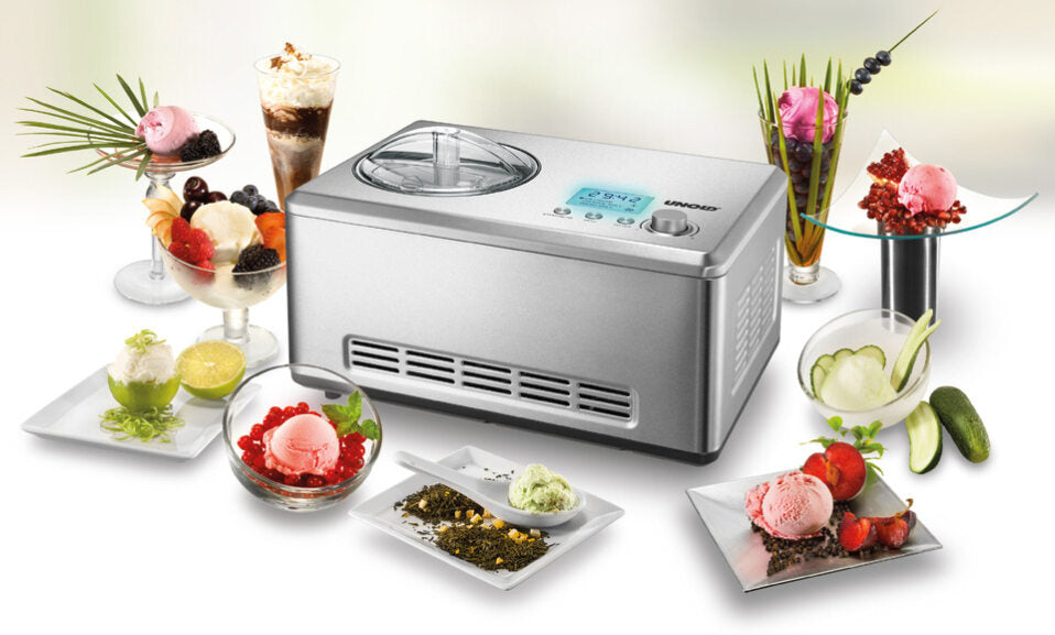 Die Unold B-Ware Eismaschine Nobile 2 L wird mit verschiedenen Schalen und Gläsern voller spritziger Eiscreme und Sorbet präsentiert, jeweils garniert mit frischen Früchten, Kräutern und dekorativen Garnituren.