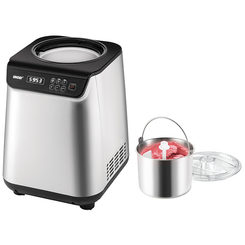 Neben der Unold Eismaschine Uno inklusive Eisbuch 1,2 L in Silber mit Digitalanzeige steht eine Rührschüssel aus Metall mit Henkel, in der sich rosa Eis befindet und neben der ein transparenter Deckel aufgesetzt ist.
