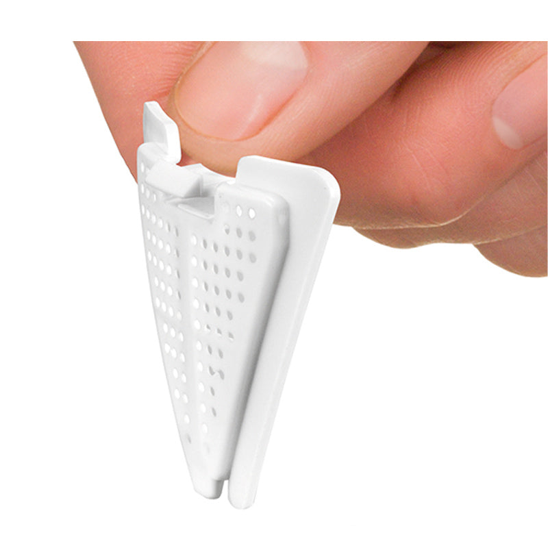 Eine Hand hält den Unold Kalkfilter für BLITZKOCHER Easy Black / White – einen kleinen, weißen, perforierten dreieckigen Kunststoffclip mit abgerundeten Kanten.