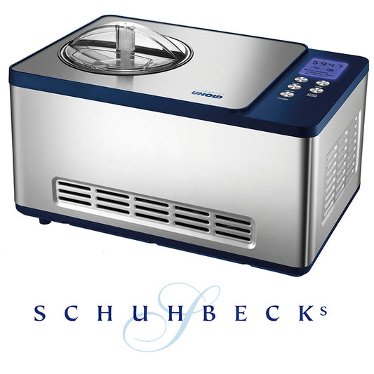 Die Unold Eismaschine Schuhbeck Exklusiv 1,5 L verfügt über eine Edelstahlkonstruktion, einen transparenten Deckel, eine digitale Anzeige und blaue Akzente über dem stilisierten blauen SCHUHBECKS-Text.