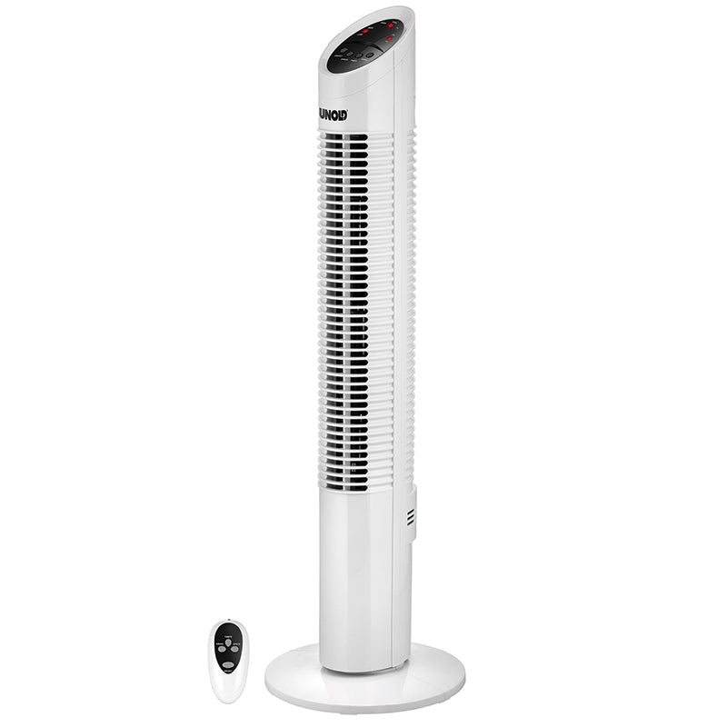 Der Unold TURMVENTILATOR TOWER ist ein hoher, weißer Turmventilator mit digitalem Bedienfeld und rundem Standfuß. Eine kleine Fernbedienung liegt neben dem Ventilator auf dem Boden.