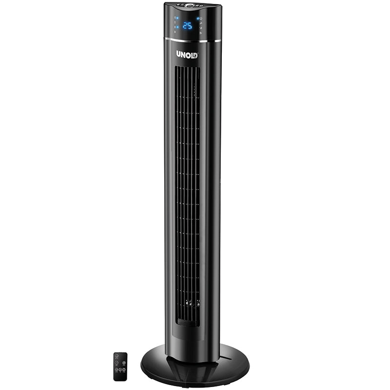 Ein hoher, schwarzer Unold TURMVENTILATOR SKYLINE Turmventilator mit Digitalanzeige oben, vertikalen Lüftungslamellen in der Mitte und rundem Standfuß. Eine kleine schwarze Fernbedienung liegt daneben auf dem Boden.