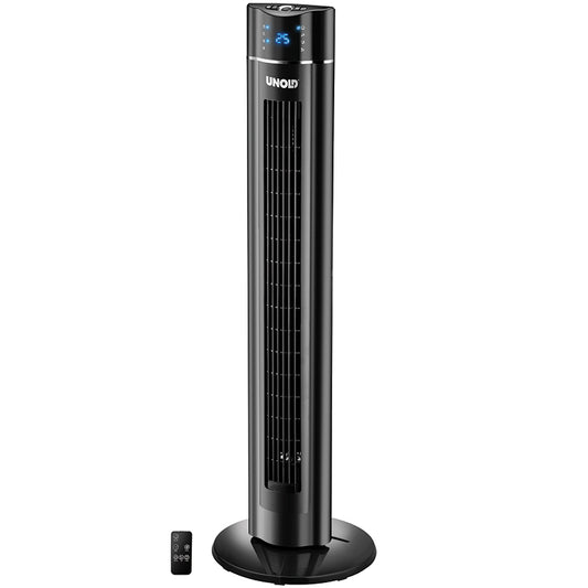 Ein hoher, schwarzer Unold TURMVENTILATOR SKYLINE Turmventilator mit Digitalanzeige oben, vertikalen Lüftungslamellen in der Mitte und rundem Standfuß. Eine kleine schwarze Fernbedienung liegt daneben auf dem Boden.